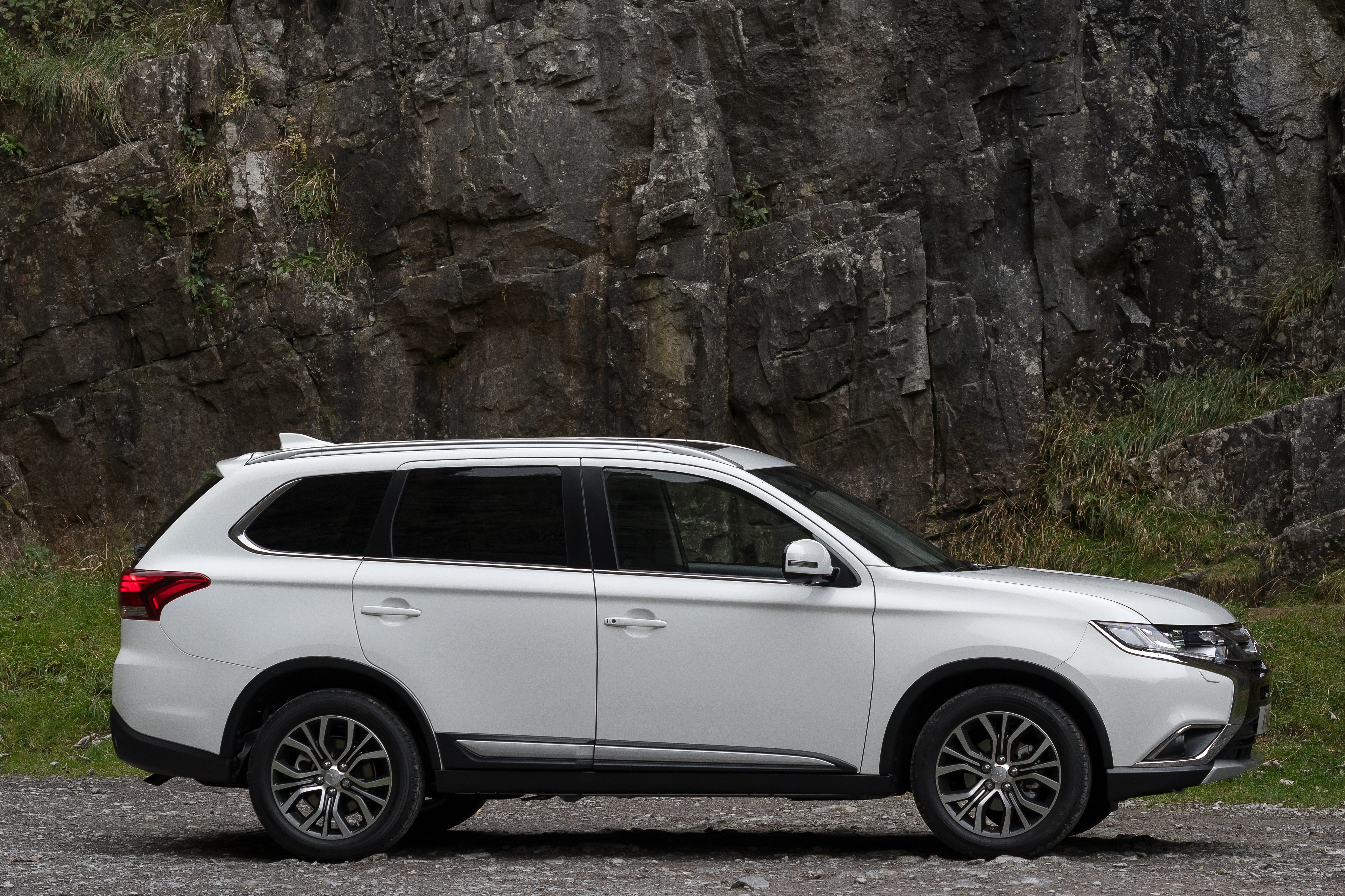 Mitsubishi Outlander Review | heycar